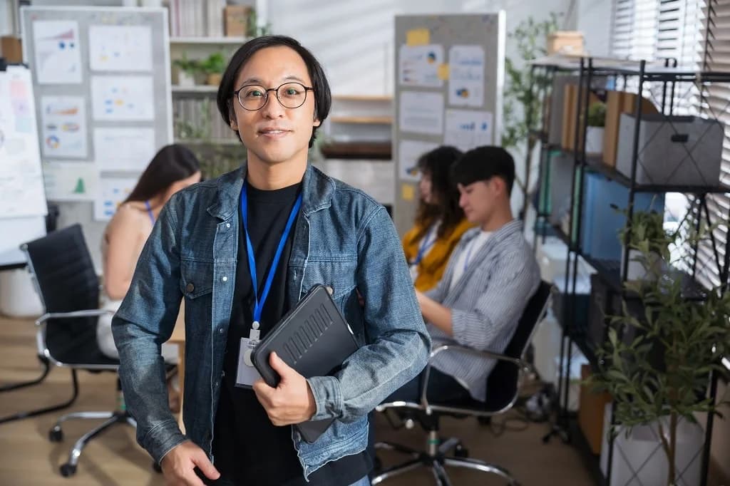 How to Manage Your OnlyFans Like a Business with Remote Virtual Staff
