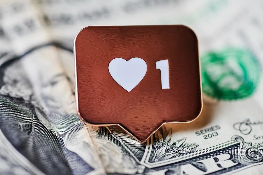 How OnlyFans Agencies Use Chatters and VAs to Maximize Revenue